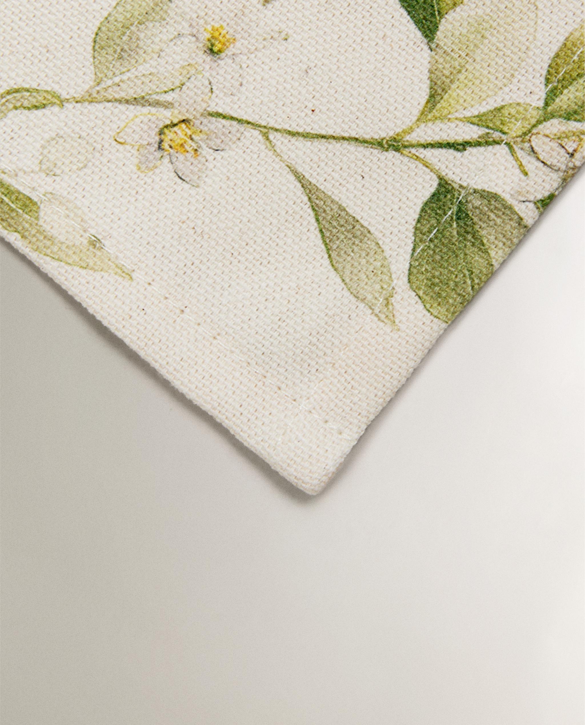PACK OF BRANCH AND FLORAL PRINT NAPKINS (PACK OF 2) product thumbnail 3