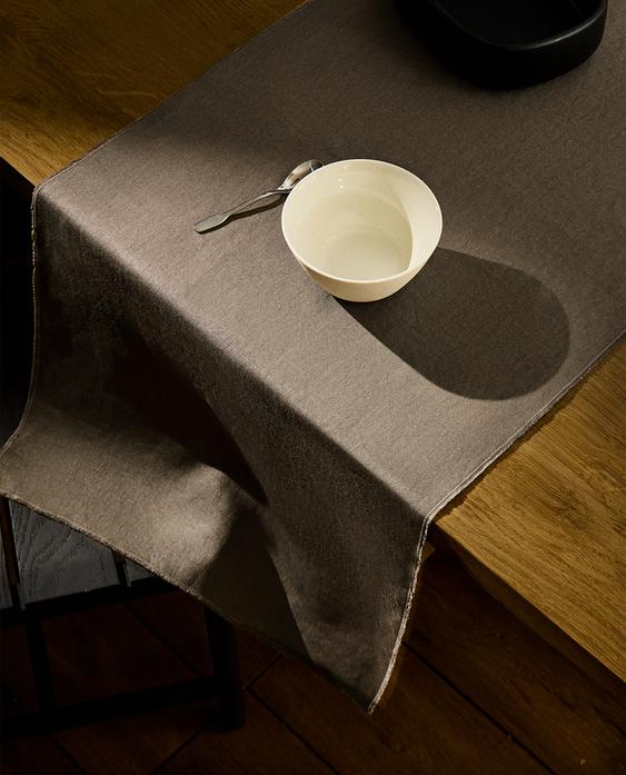 TABLE RUNNER 01