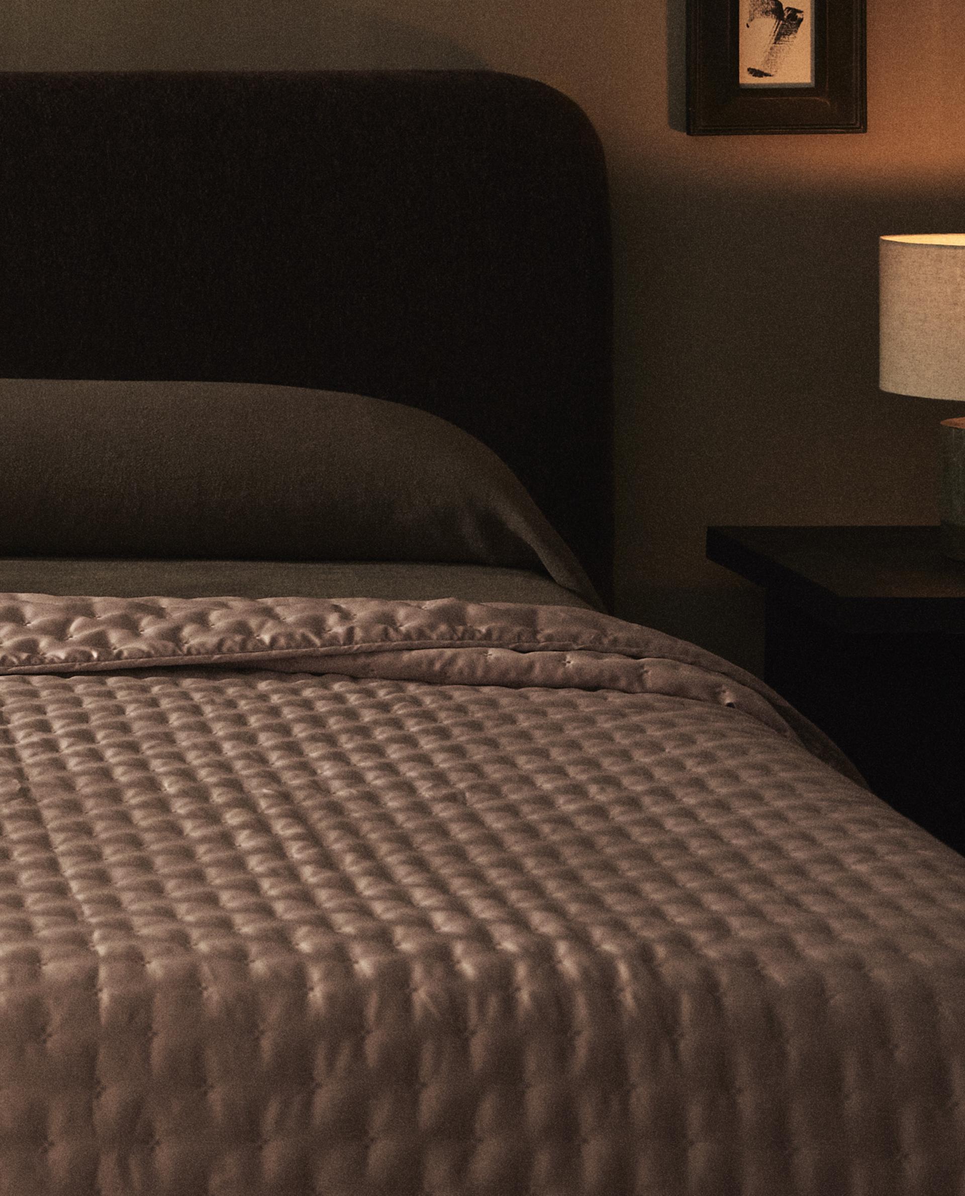 PLAIN QUILTED BEDSPREAD WITH KNOTS PLAIN QUILTED BEDSPREAD WITH KNOTS