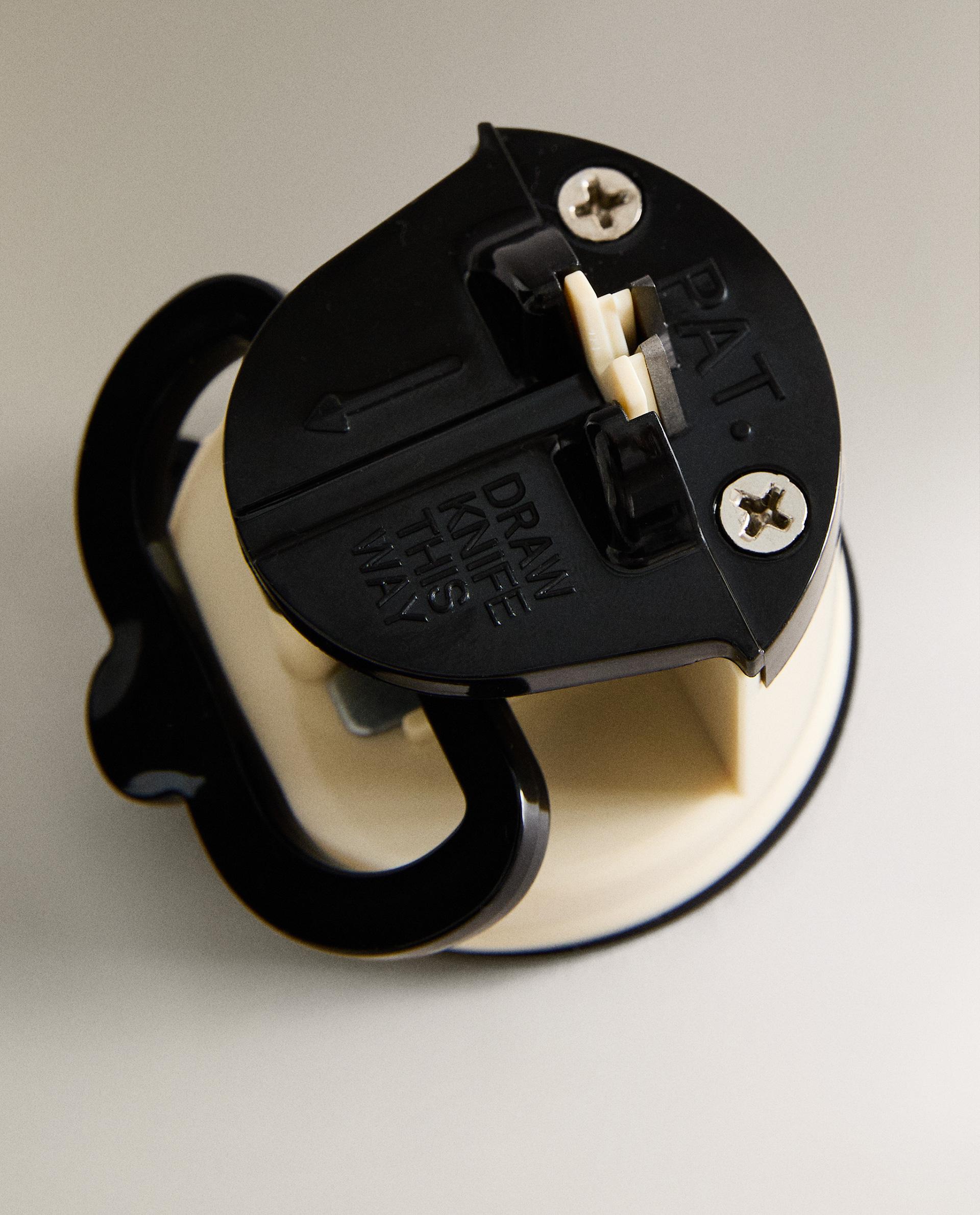SHARPENER WITH SUCTION CUP
