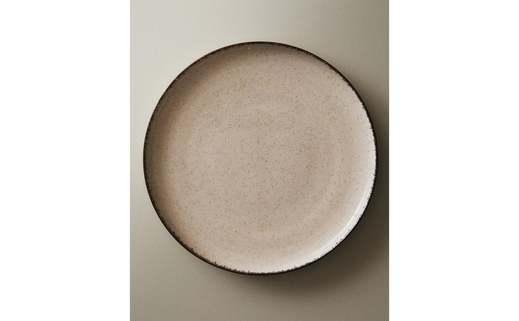 طبق مسطح بورسلان بحافة بمظهر معتق