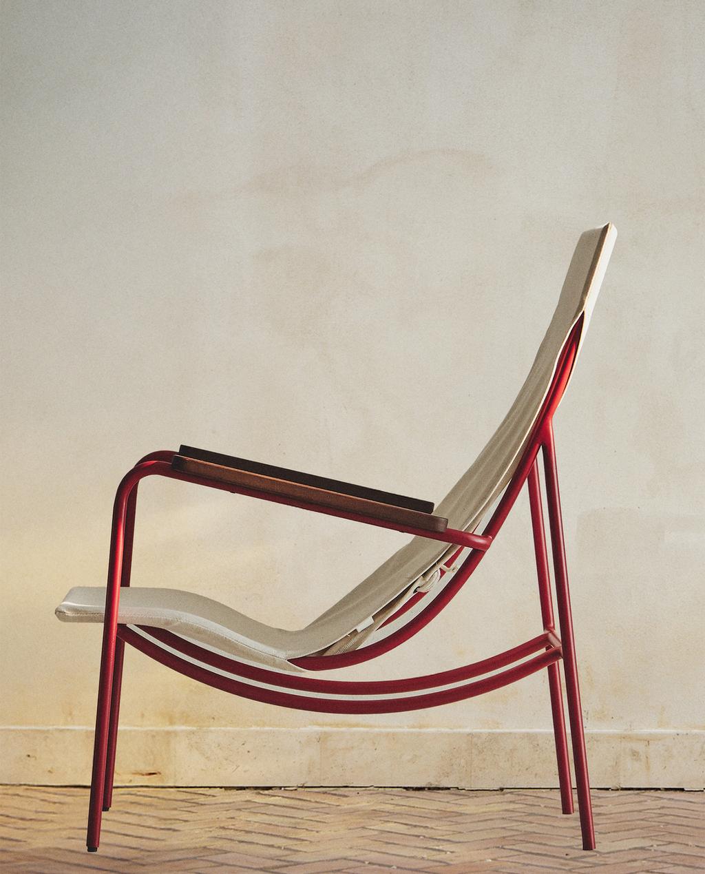 FAREBNÁ KOVOVÁ STOLIČKA