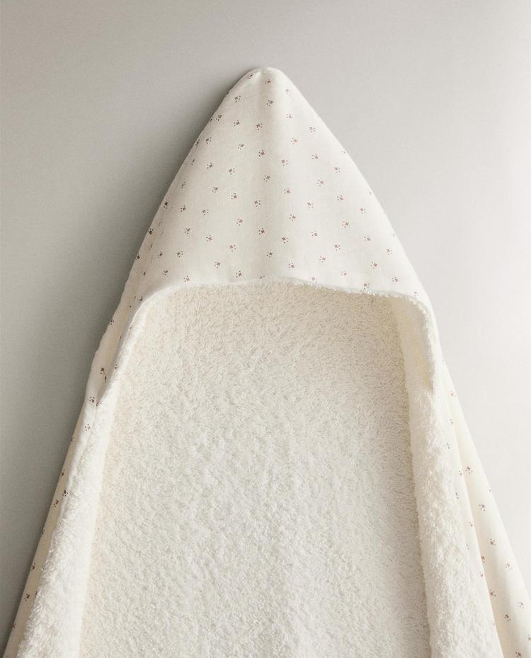 KAPUZENBADETUCH FÜR BABYS AUS GASE MIT BLUMENMUSTER