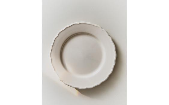 AARDEWERKEN DINERBORD MET RELIËFMOTIEF RAND