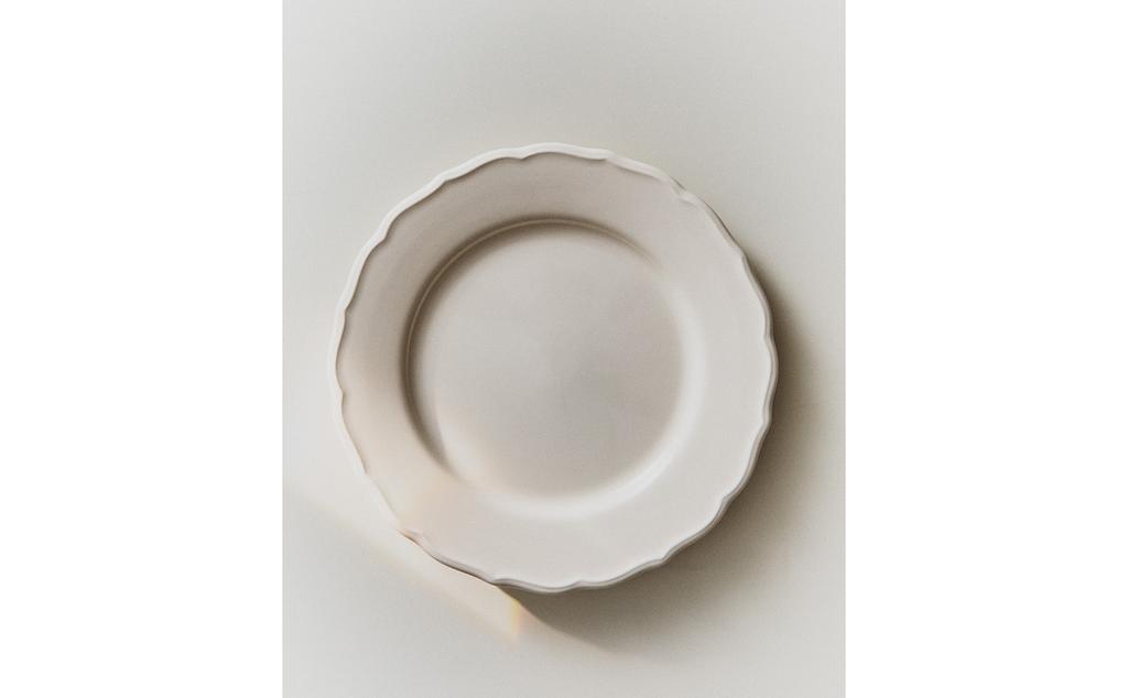 KERAAMINEN MATALA LAUTANEN KOHOKUVIOIDULLA REUNUKSELLA