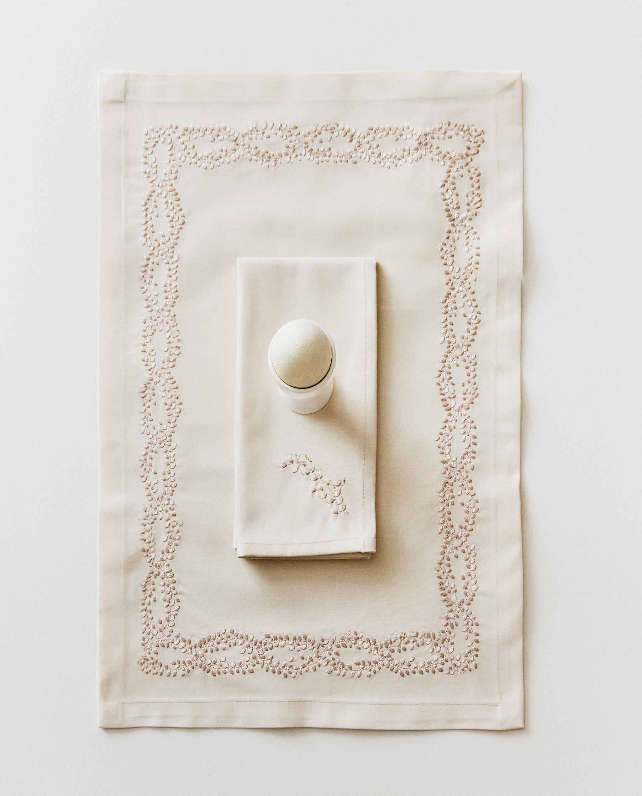 PLACEMAT WITH FLORAL EMBROIDERY product thumbnail 9