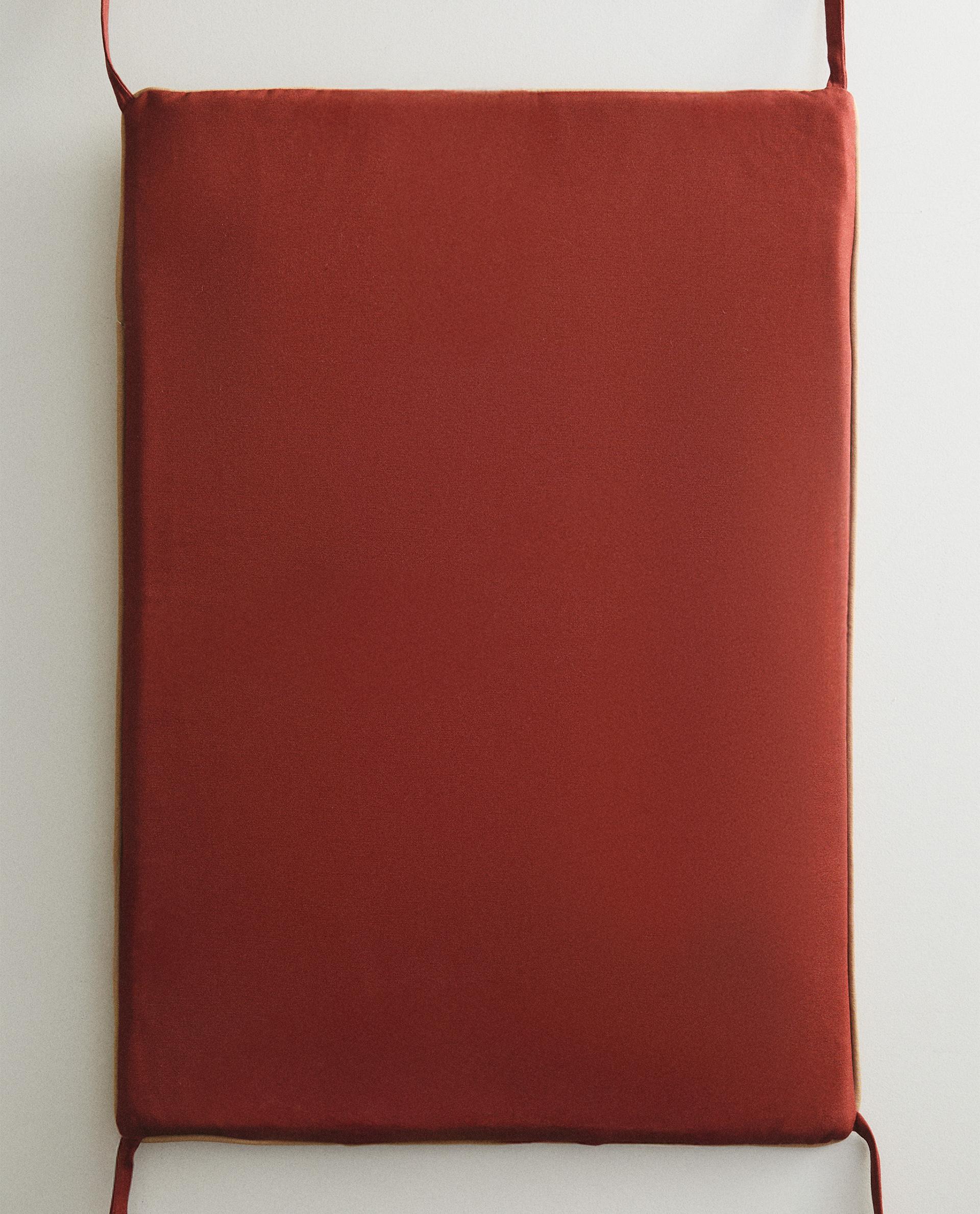 KONTRASTNÍ POLŠTÁŘEK NA OPĚRADLO PRO LAVIČKU KONTRASTNÍ POLŠTÁŘEK NA OPĚRADLO PRO LAVIČKU