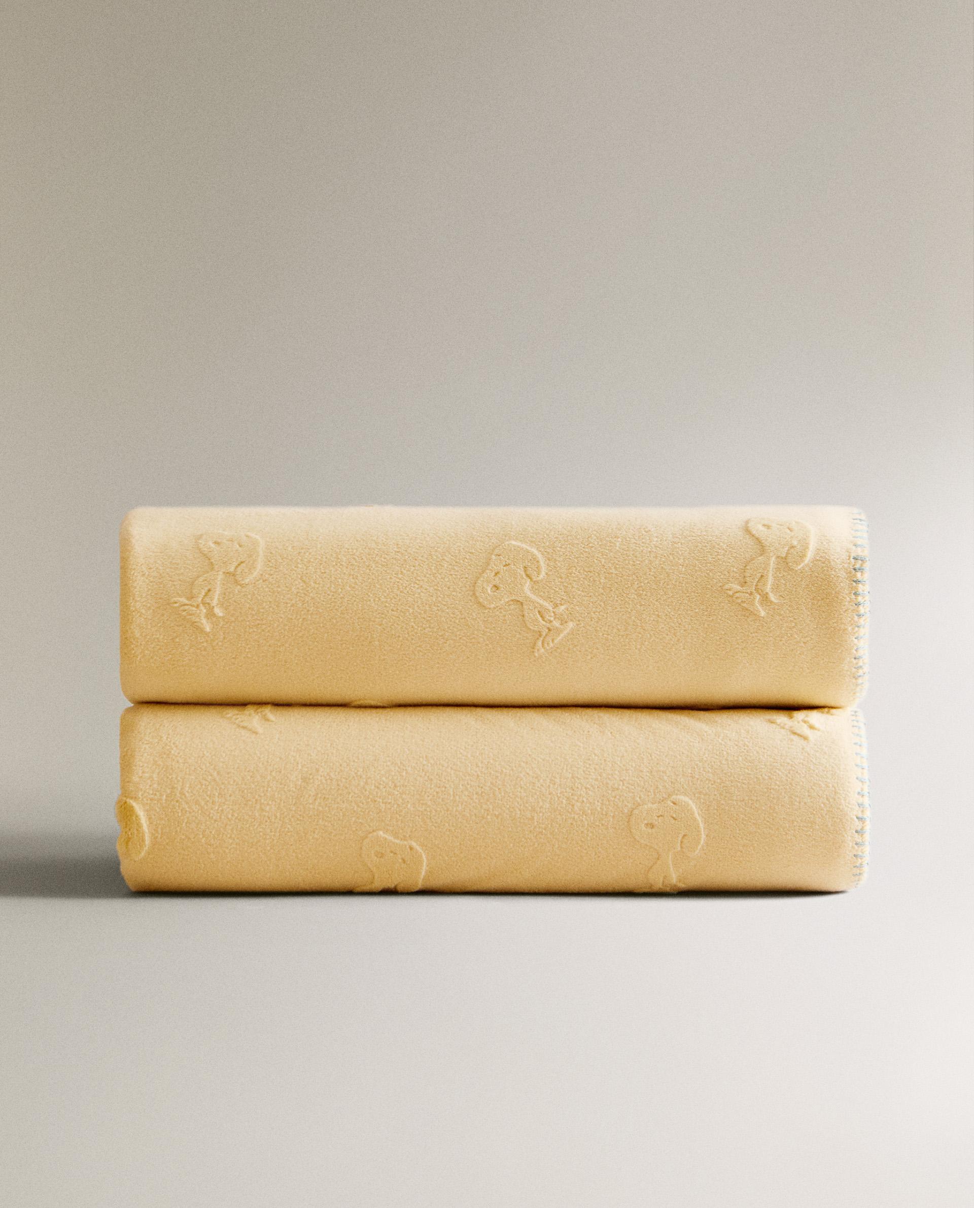 CHILDREN'S PEANUTS™ BLANKET WITH RAISED DESIGN