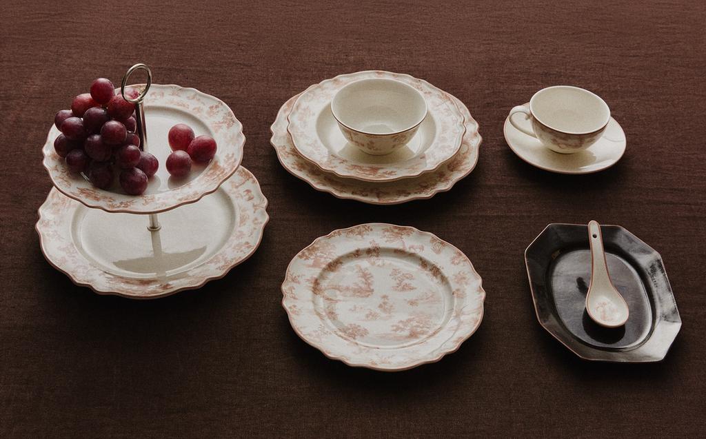 أواني طعام بورسلان مزينة بتصميم