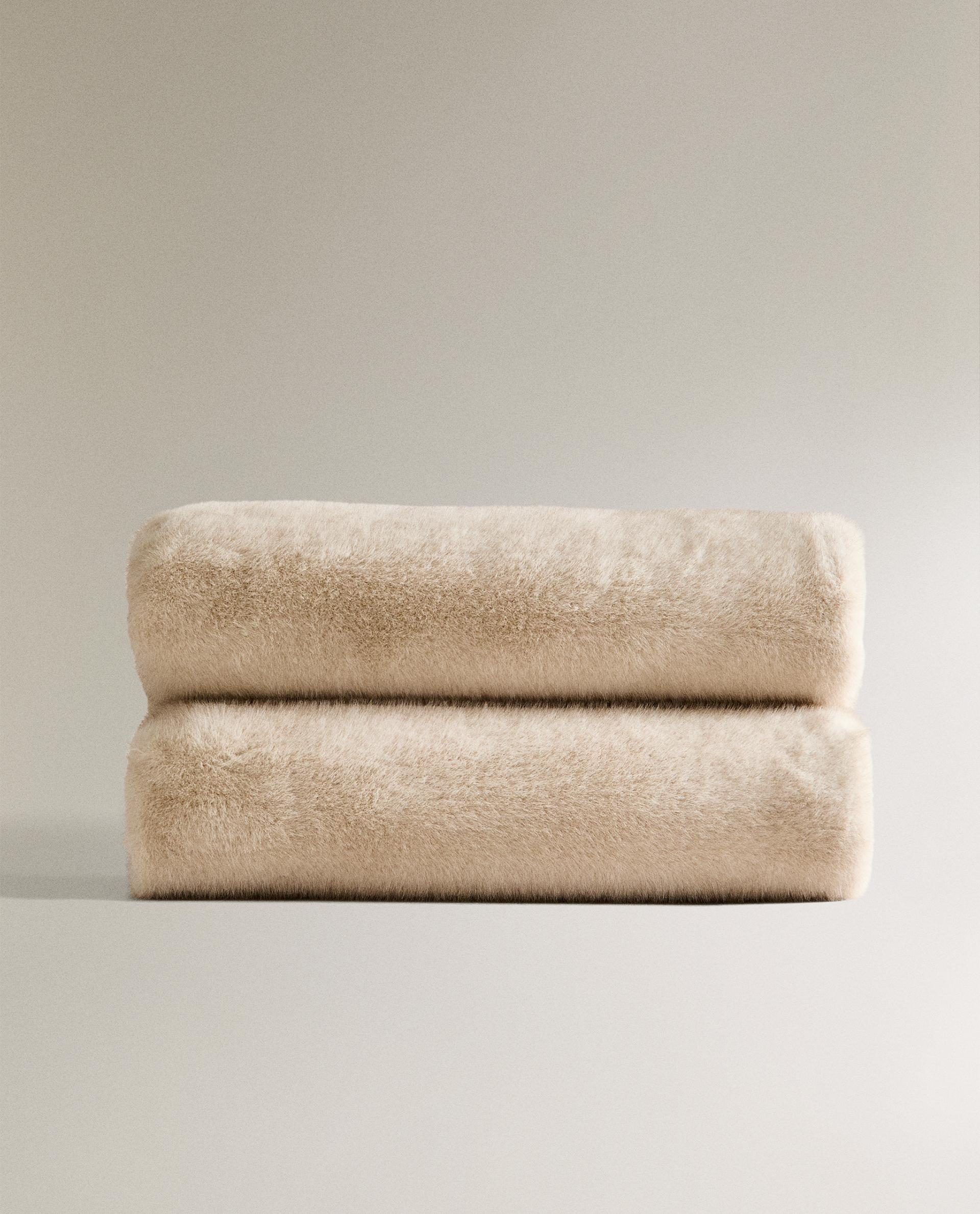 CONTRAST FAUX FUR THROW