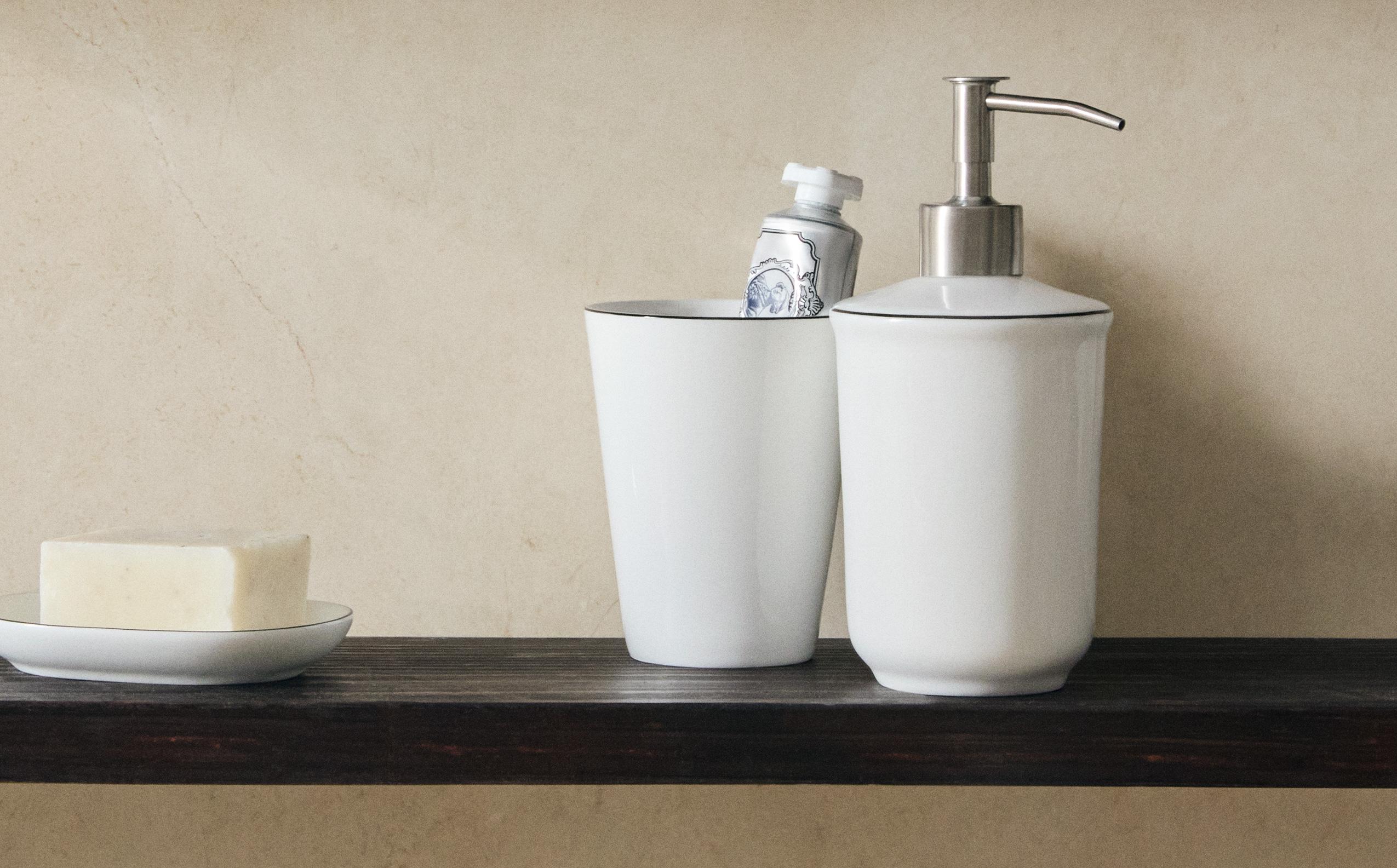 JUEGO BAÑO BONE CHINA FILO NEGRO