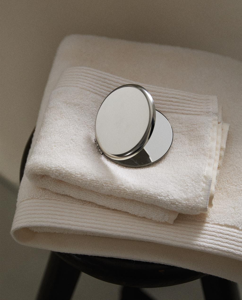 מראת איפור קטנה