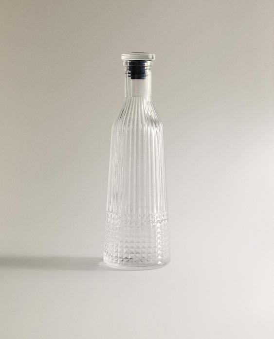 GLAZEN FLES MET RELIËFMOTIEF