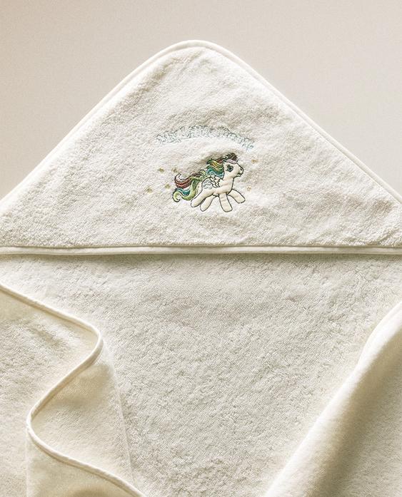 ASCIUGAMANO DA BAGNO CON CAPPUCCIO IN SPUGNA MY LITTLE PONY© ASCIUGAMANO DA BAGNO CON CAPPUCCIO IN SPUGNA MY LITTLE PONY©