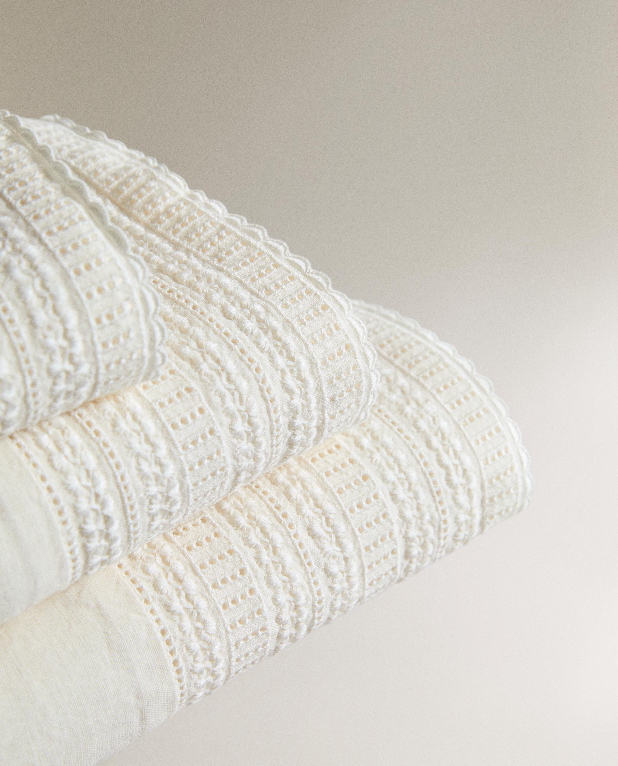 TOWEL WITH EMBROIDERED LINEN BORDER product thumbnail 3