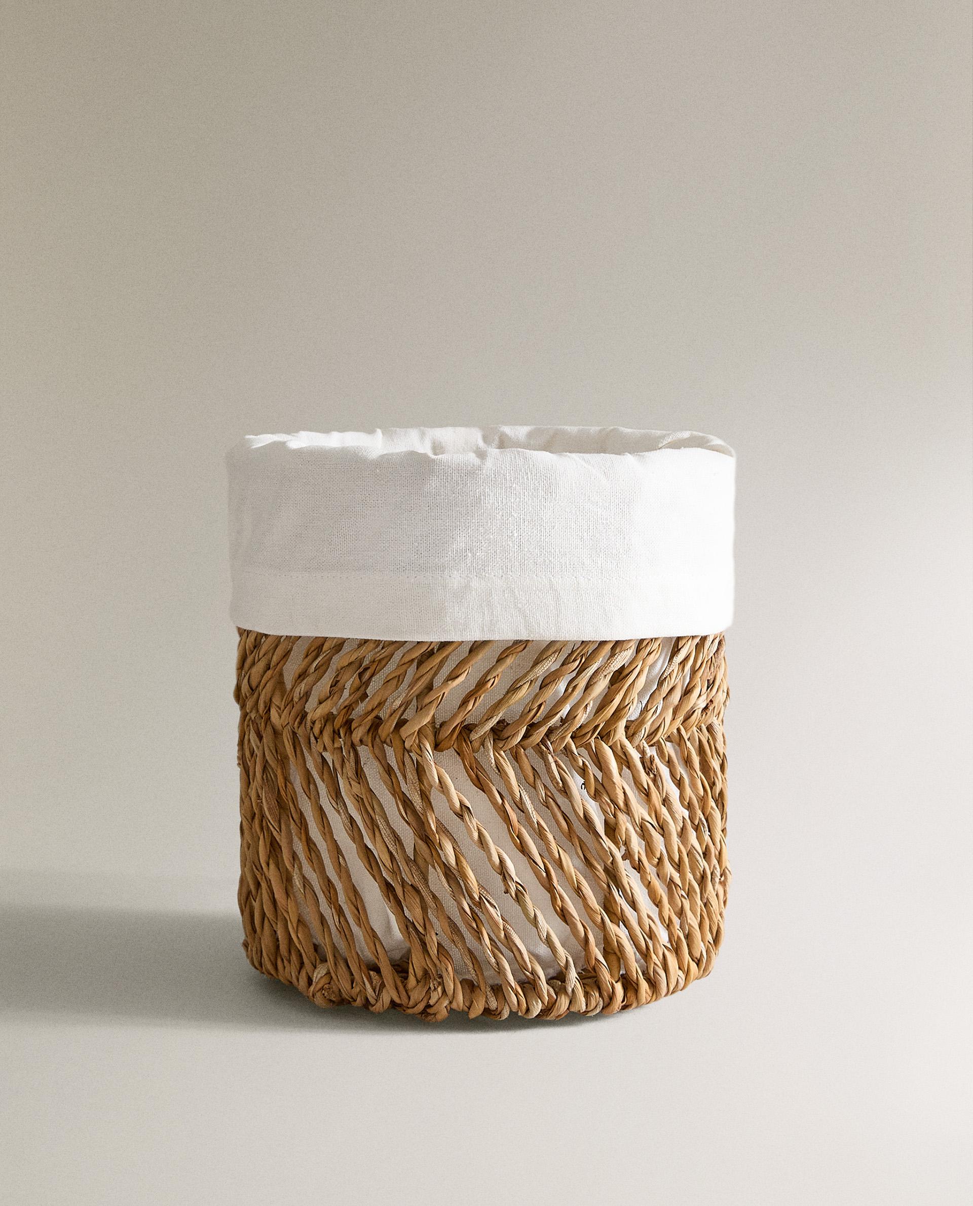 ROUND HAMPER WITH LINEN LINING