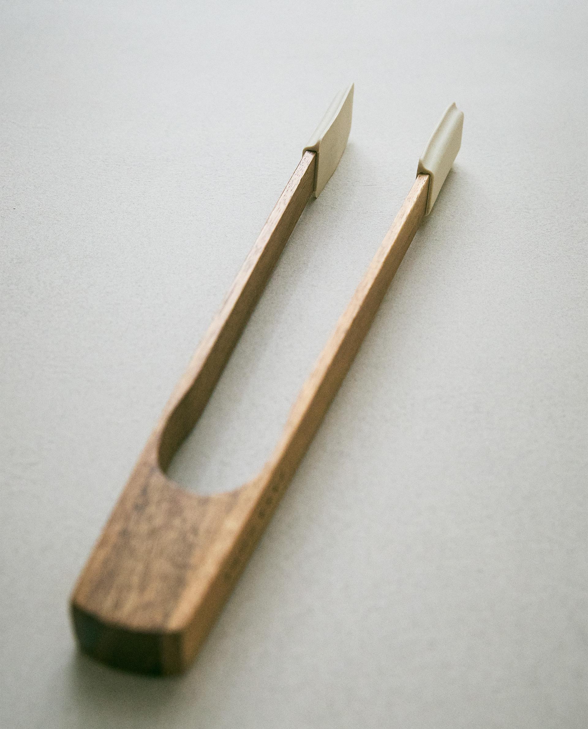 SILICONE AND WOODEN TONGS