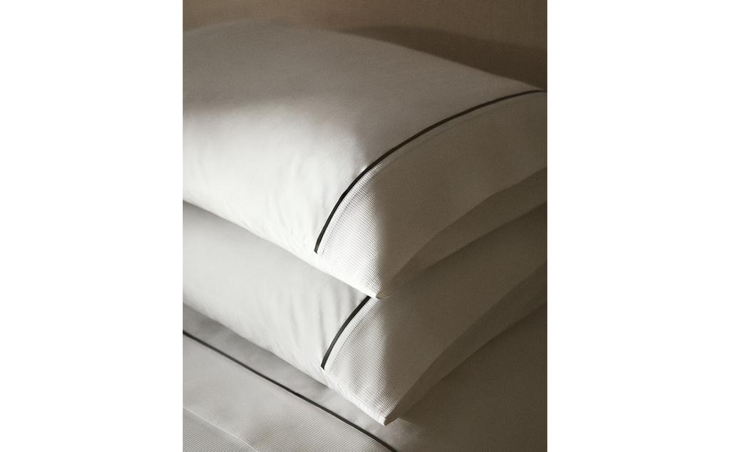 FUNDA ALMOHADA PIQUÉ PIPING