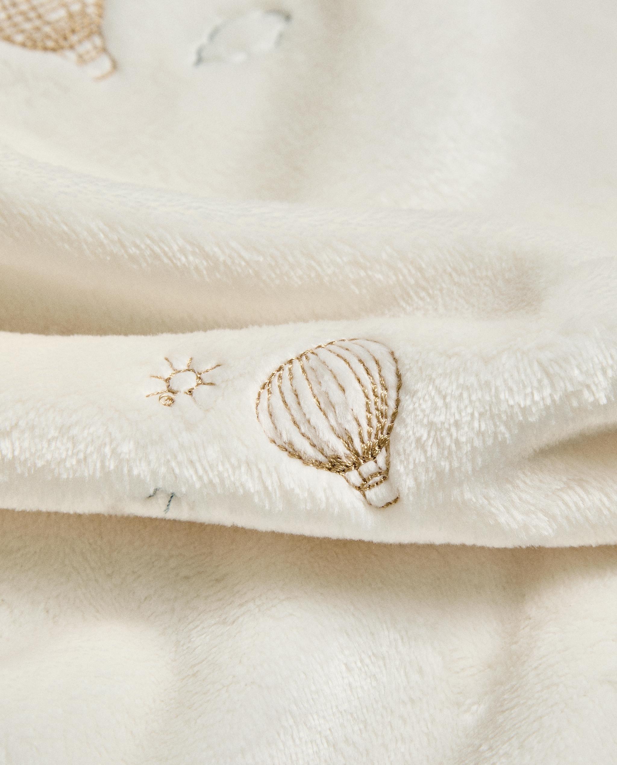 FLEECE BABY BLANKET WITH EMBROIDERED BALLOONS product thumbnail 4