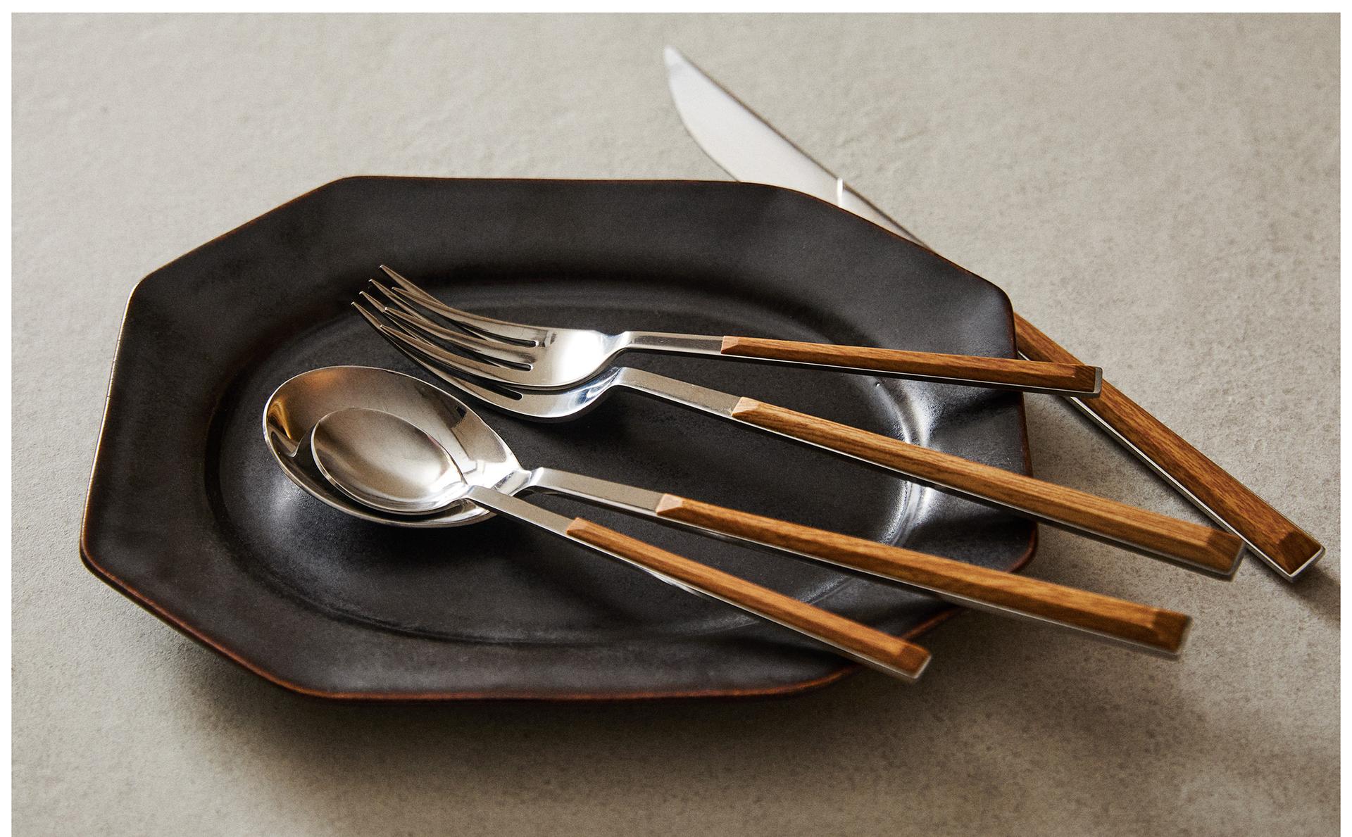 CUTLERY WITH WOOD-EFFECT HANDLE