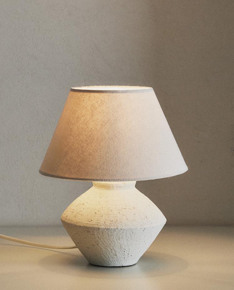 MAŁA LAMPA STOŁOWA Z FAJANSOWĄ PODSTAWĄ