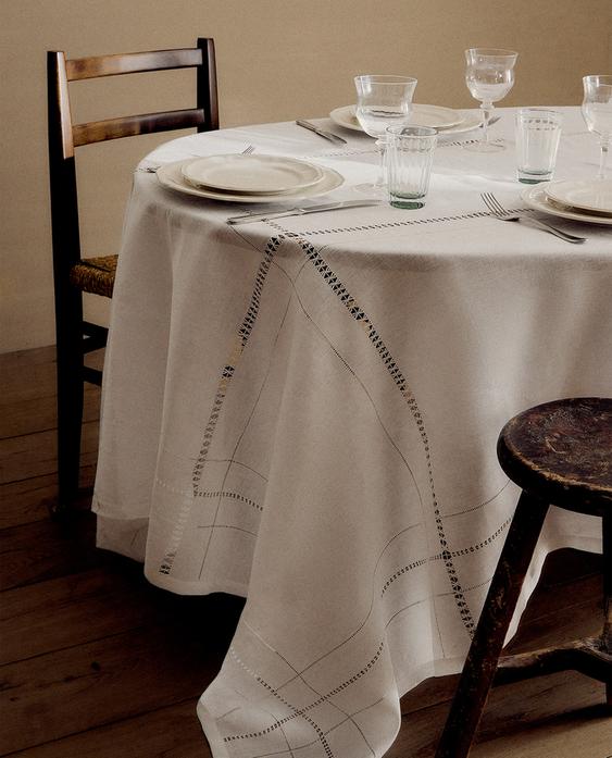 BESTICKTE LEINEN TISCHDECKE MIT HOHLSAUM