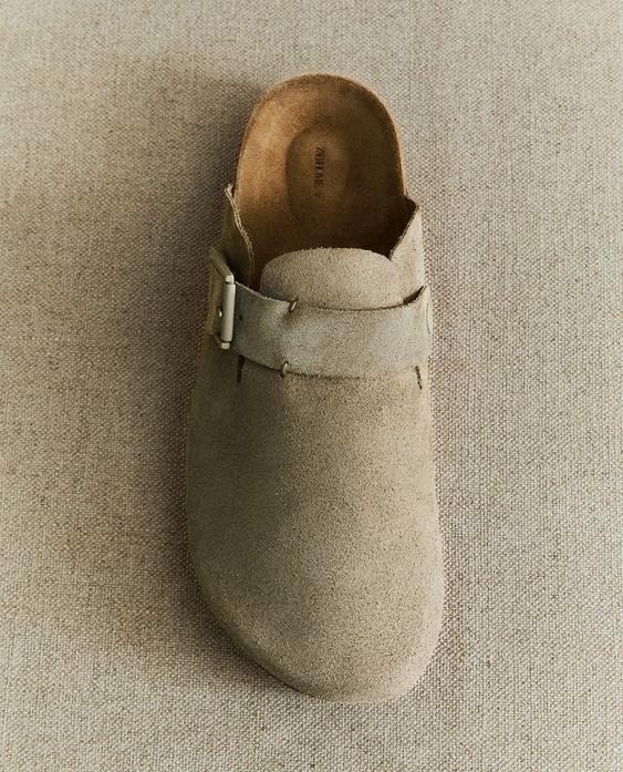 LEATHER CLOGS WITH BUCKLE AND TOPSTITCHING DETAIL LEATHER CLOGS WITH BUCKLE AND TOPSTITCHING DETAIL