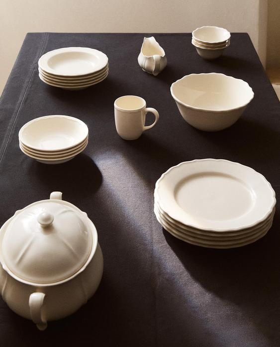 EARTHENWARE DINNER SET WITH RAISED EDGE