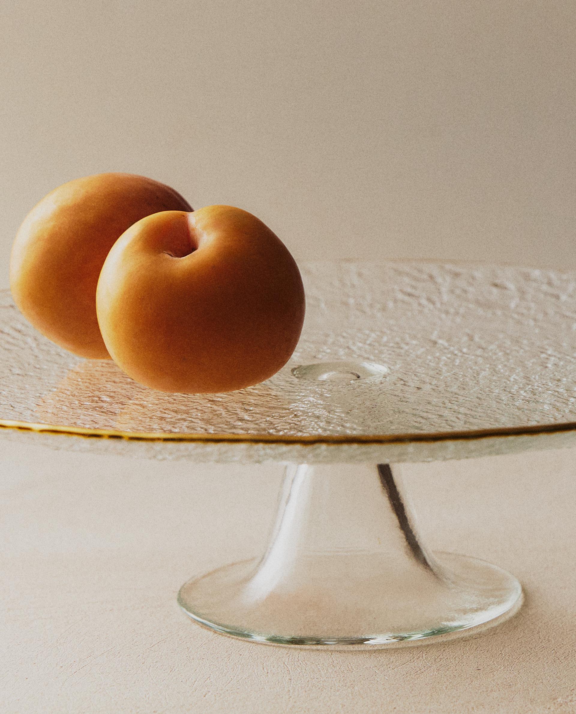 RAISED GLASS SERVING DISH WITH GOLD RIM RAISED GLASS SERVING DISH WITH GOLD RIM