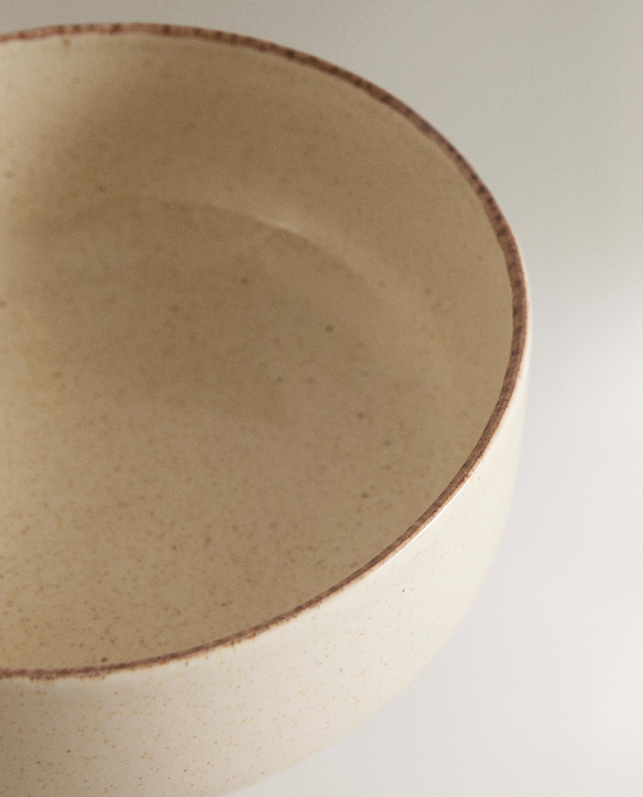 STONEWARE BOWL WITH ANTIQUE FINISH RIM product thumbnail 8