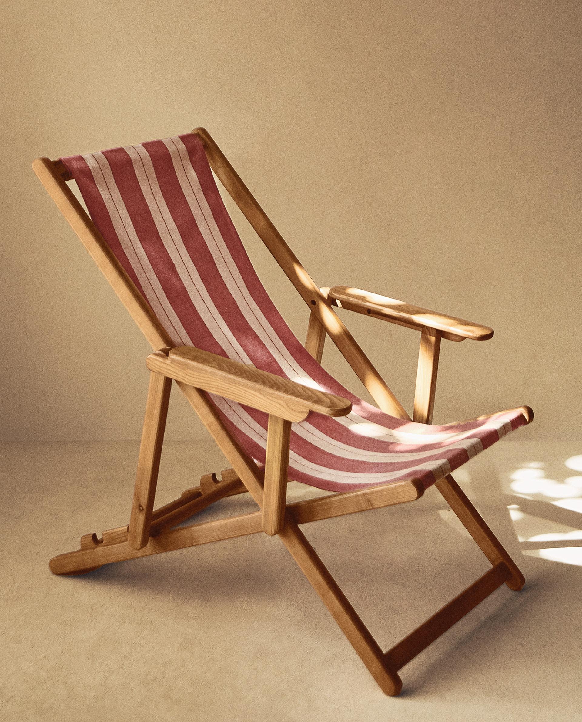 STRIPED FOLDING LOUNGE CHAIR