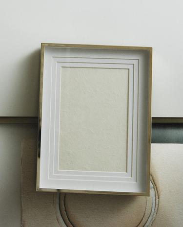 МЕТАЛЕВА ФОТОРАМКА ЗІ СХІДЧАСТИМ ПАСПАРТУ