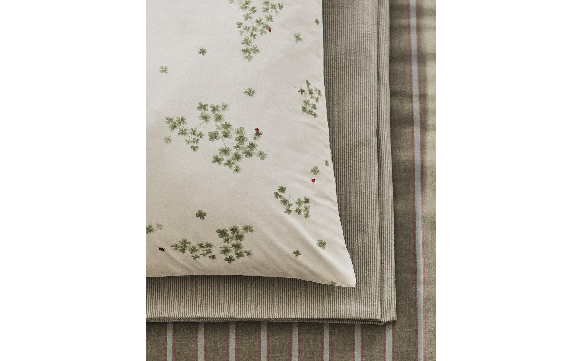 CLOVER AND LADYBIRD PERCALE PILLOWCASE CLOVER AND LADYBIRD PERCALE PILLOWCASE