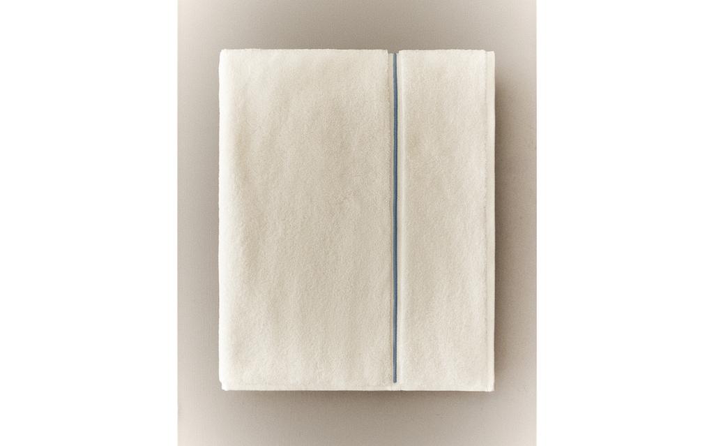 EMBROIDERED TRIM BATH TOWEL