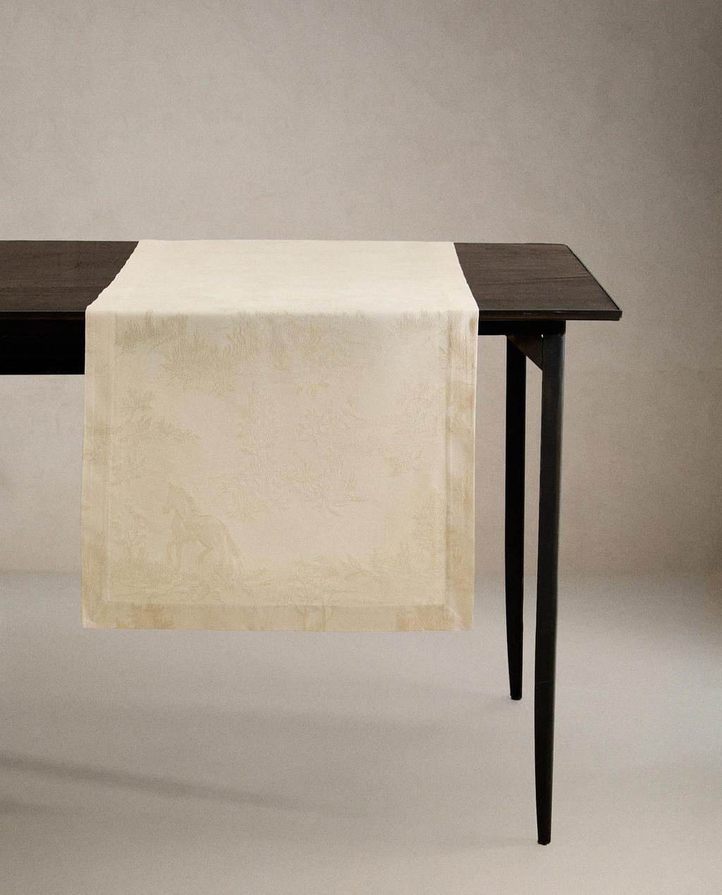 CHEMIN DE TABLE JACQUARD CHEVAL
