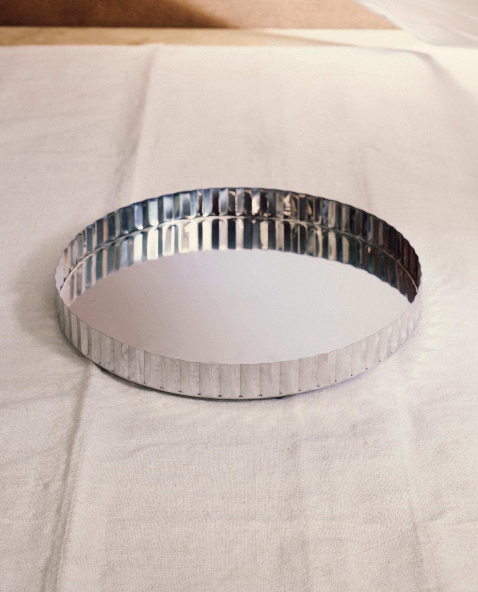 ROUND METAL TRAY WITH SCALLOPED EDGES