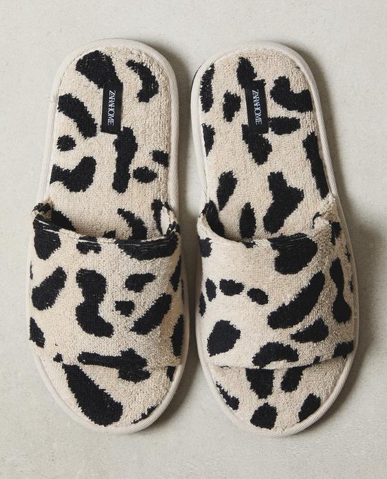 CHAUSSONS À BOUT OUVERT ÉPONGE ANIMAL PRINT CHAUSSONS À BOUT OUVERT ÉPONGE ANIMAL PRINT