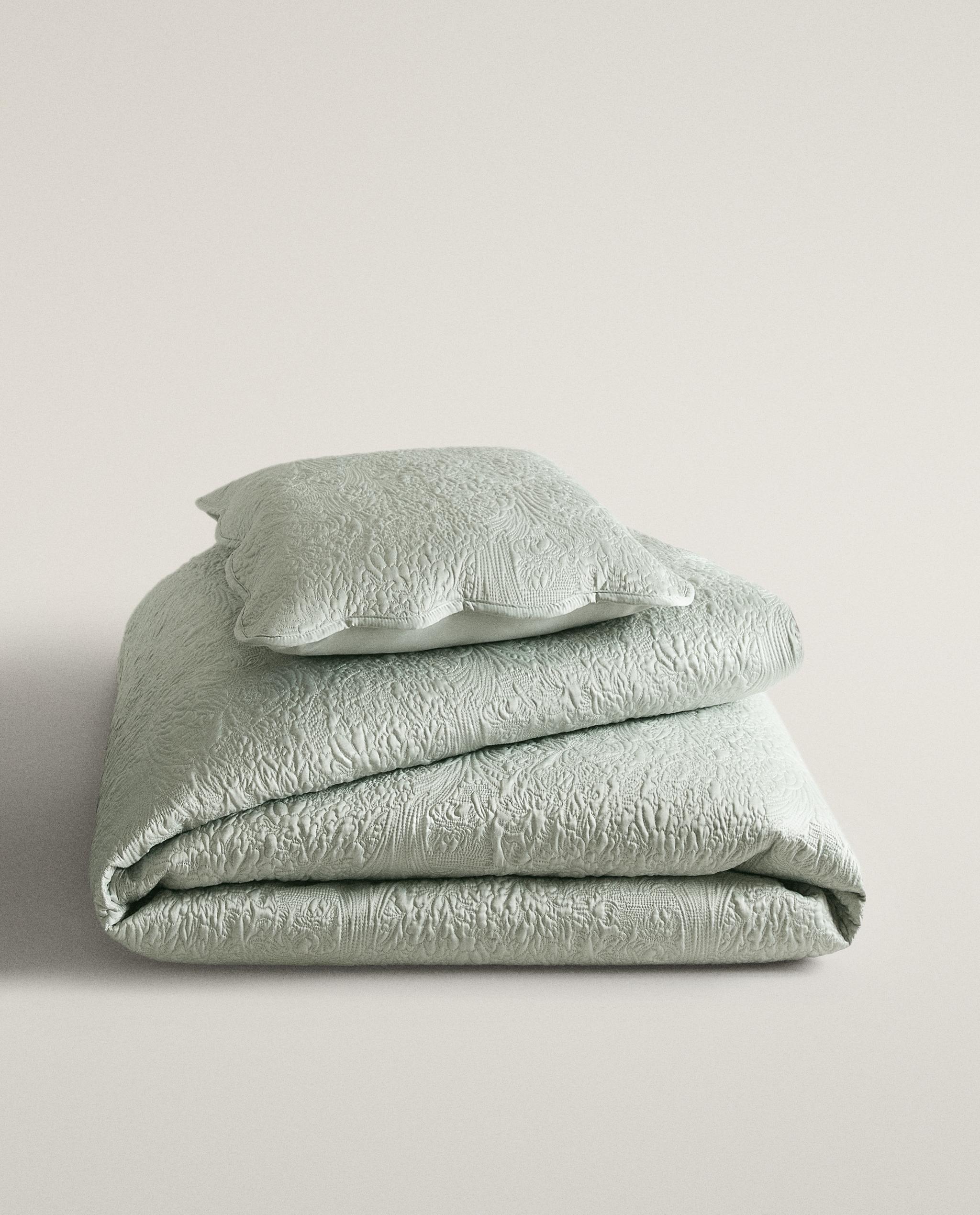 SCALLOPED FLORAL QUILTED BEDSPREAD product thumbnail 14