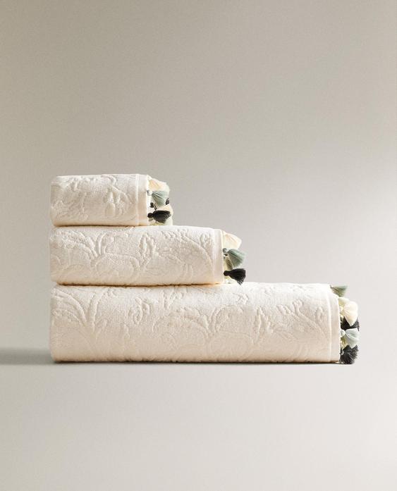 TOALHA DE BANHO COM POMPONS E JACQUARD