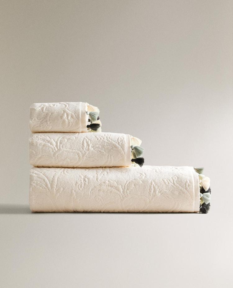 TOALHA DE BANHO COM POMPONS E JACQUARD TOALHA DE BANHO COM POMPONS E JACQUARD