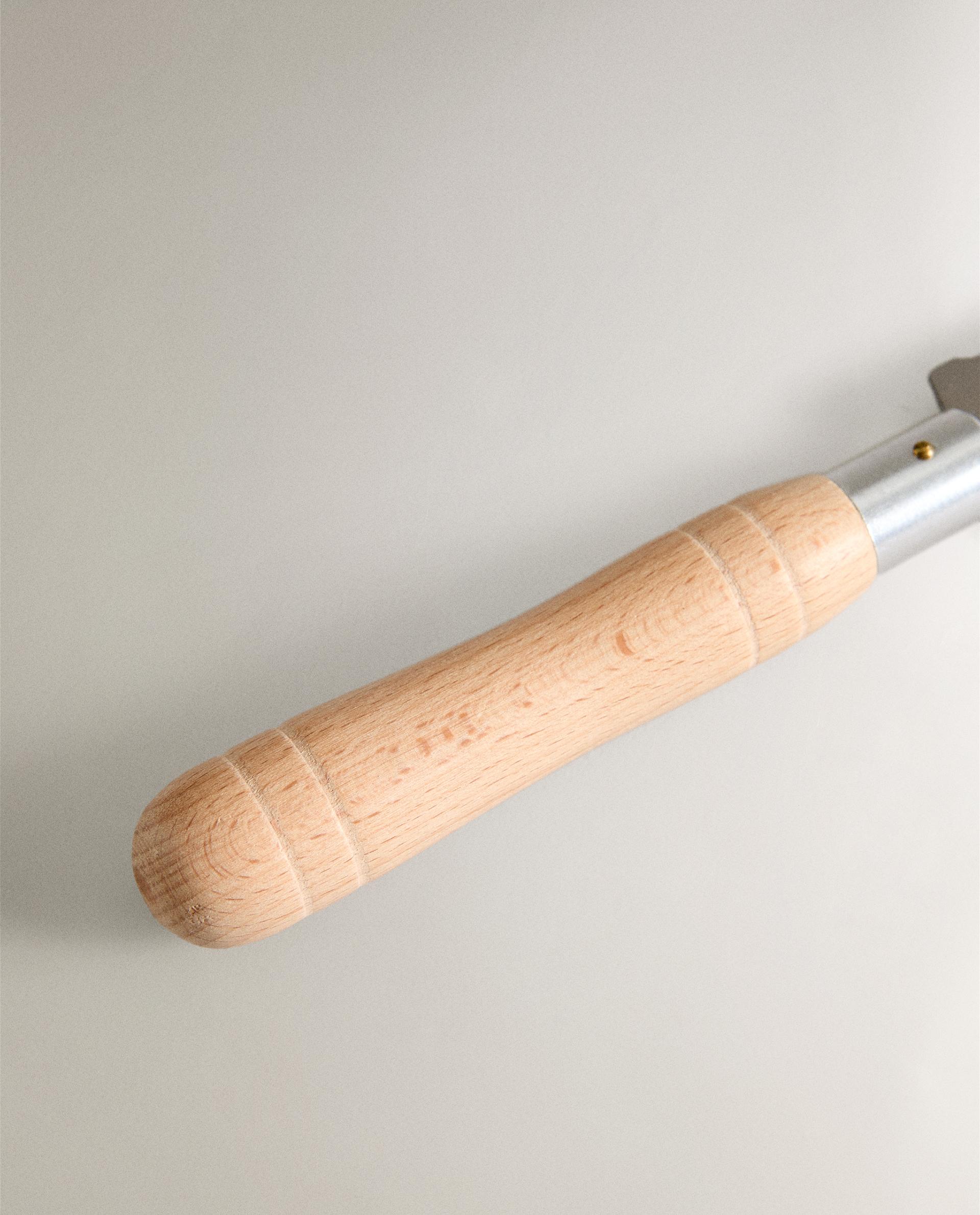 SERRATED BREAD KNIFE WITH WOODEN HANDLE