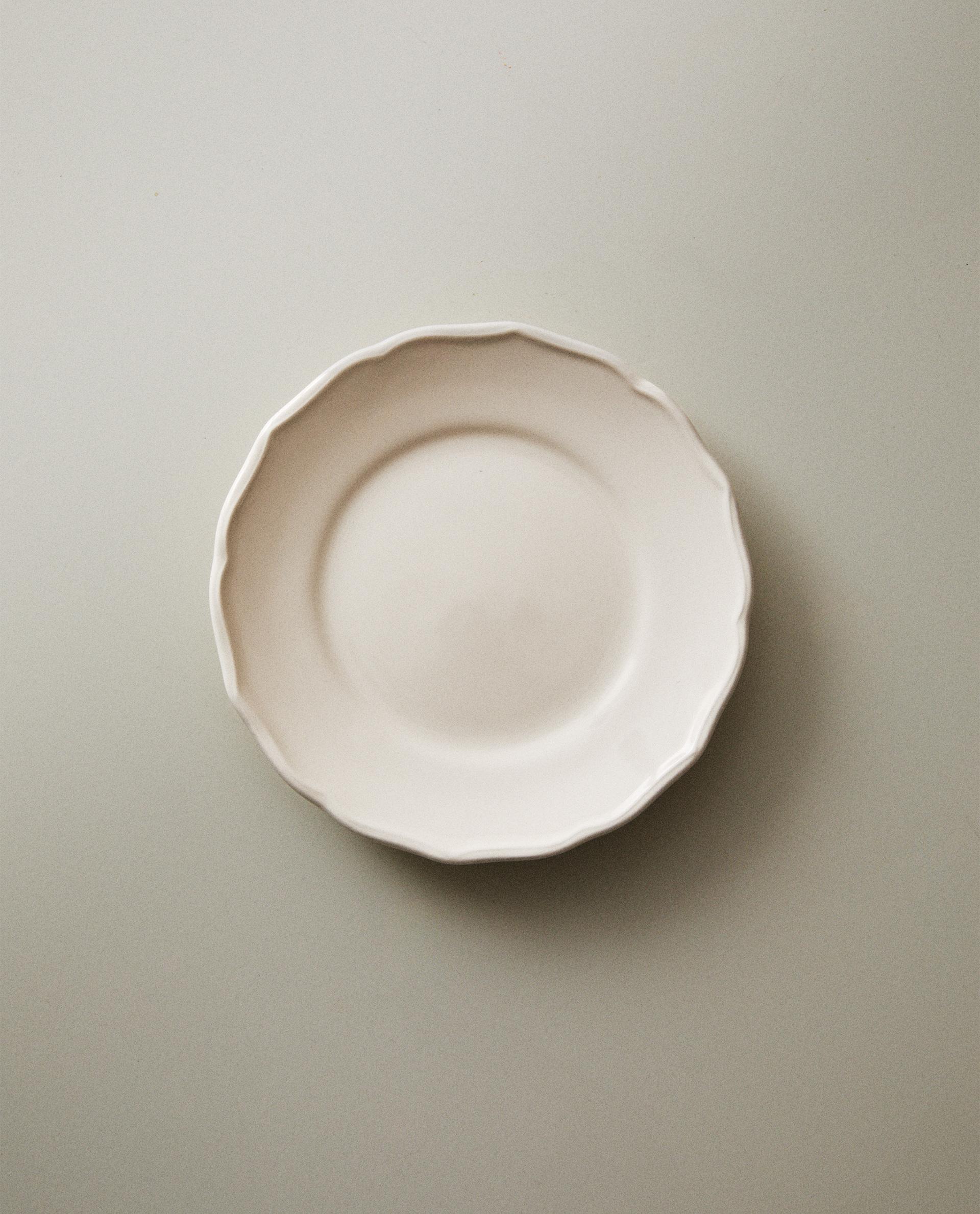 EARTHENWARE SIDE PLATE WITH RAISED-DESIGN EDGE EARTHENWARE SIDE PLATE WITH RAISED-DESIGN EDGE