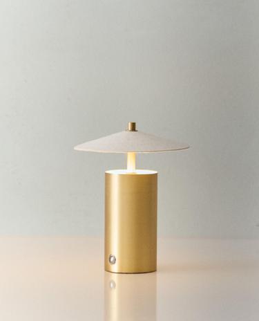 БЕЗДРОТОВА НАСТІЛЬНА ЛАМПА З ПАПЕРОВИМ АБАЖУРОМ