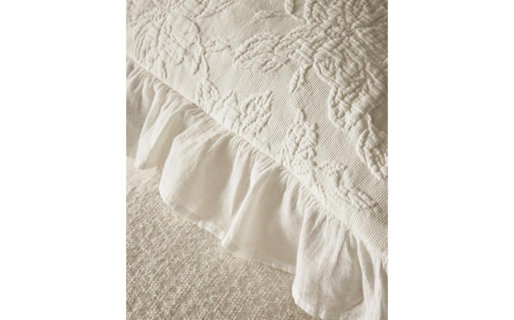 COUVRE-LIT JACQUARD VOLANT