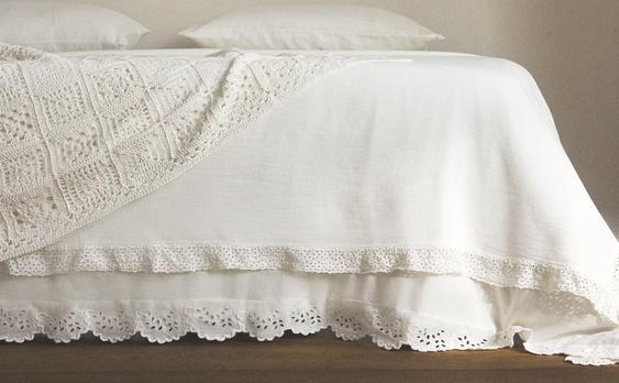 COTTON BEDSPREAD WITH EMBROIDERED RUFFLED TRIMS