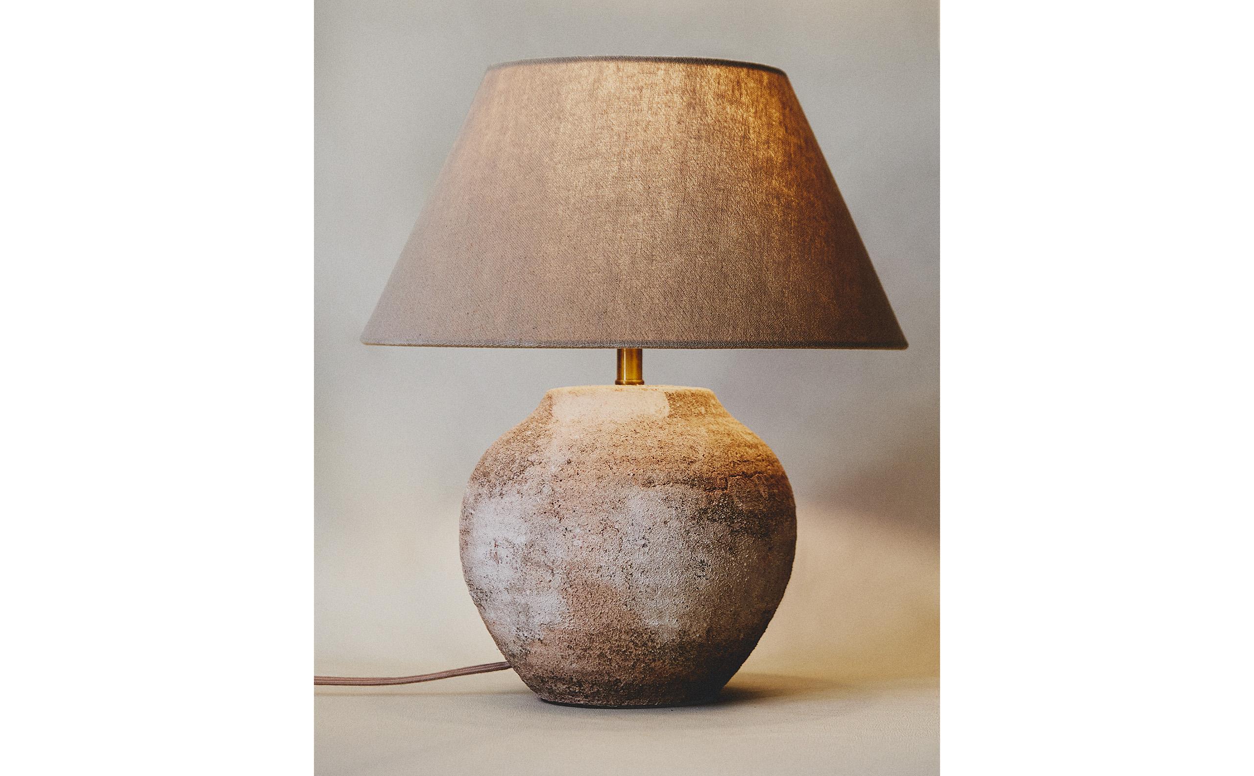 アンティークテイストセラミックテーブルランプ LARGE ANTIQUE FINISH CERAMIC TABLE LAMP | Zara Home United
