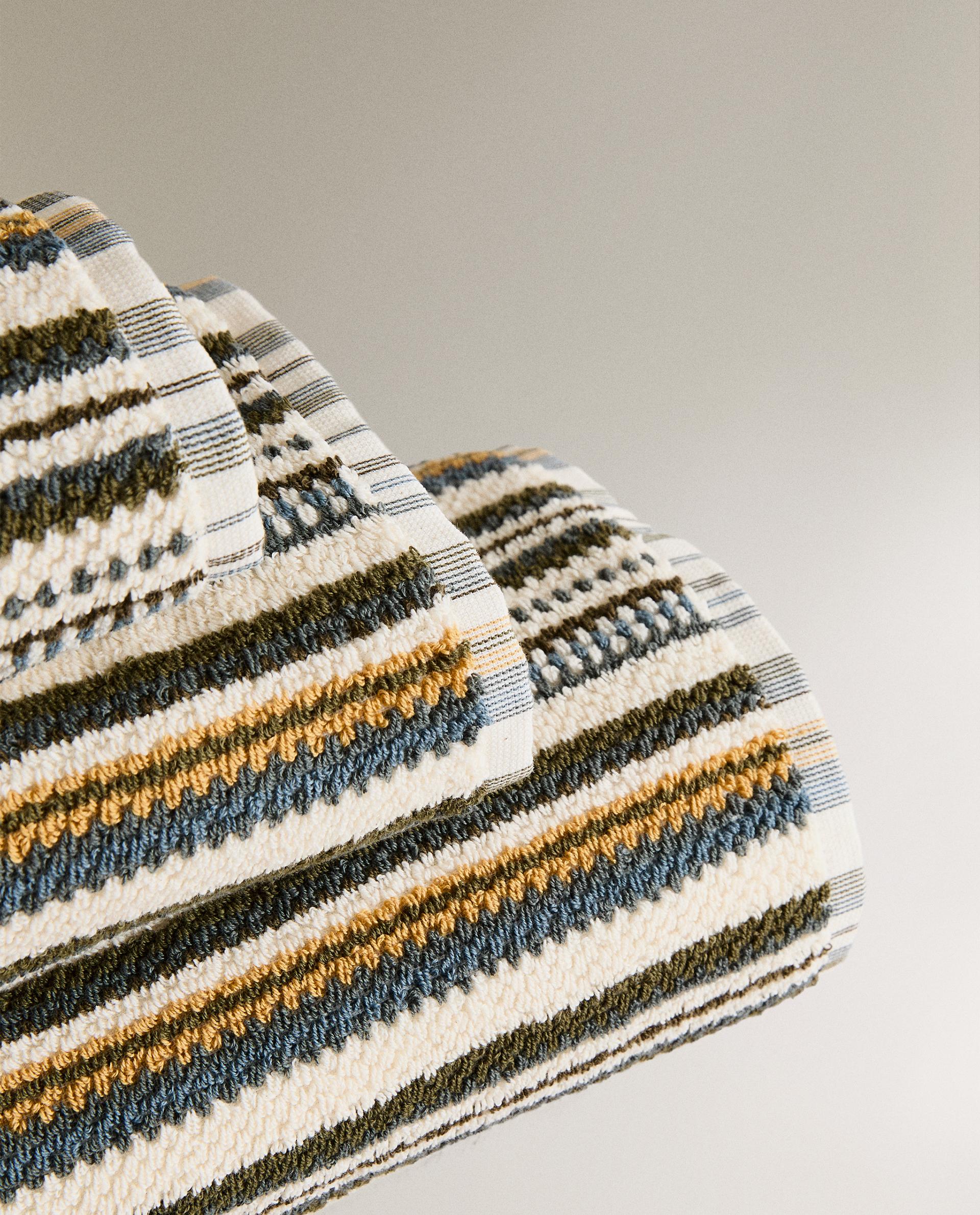 JACQUARD TOWEL WITH DOTS AND STRIPES