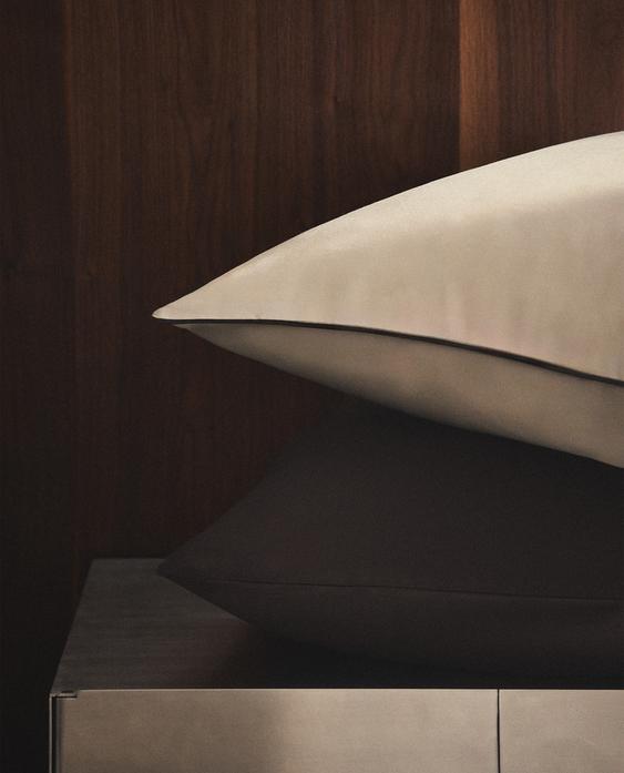KOPFKISSENBEZUG AUS SATIN MIT BIESE KOPFKISSENBEZUG AUS SATIN MIT BIESE