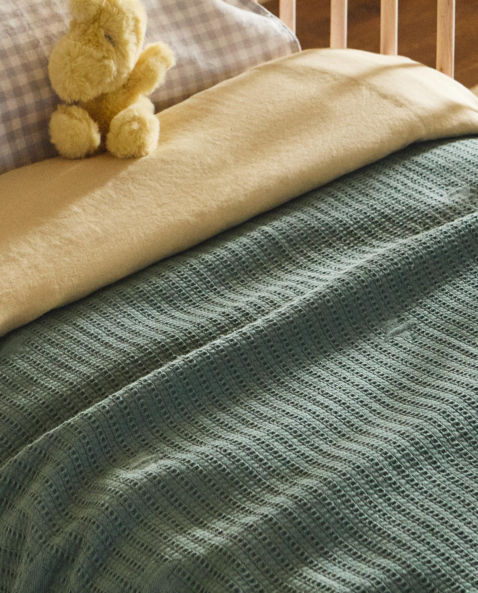 CHILDREN'S WAFFLE-KNIT BEDSPREAD WITH STARS