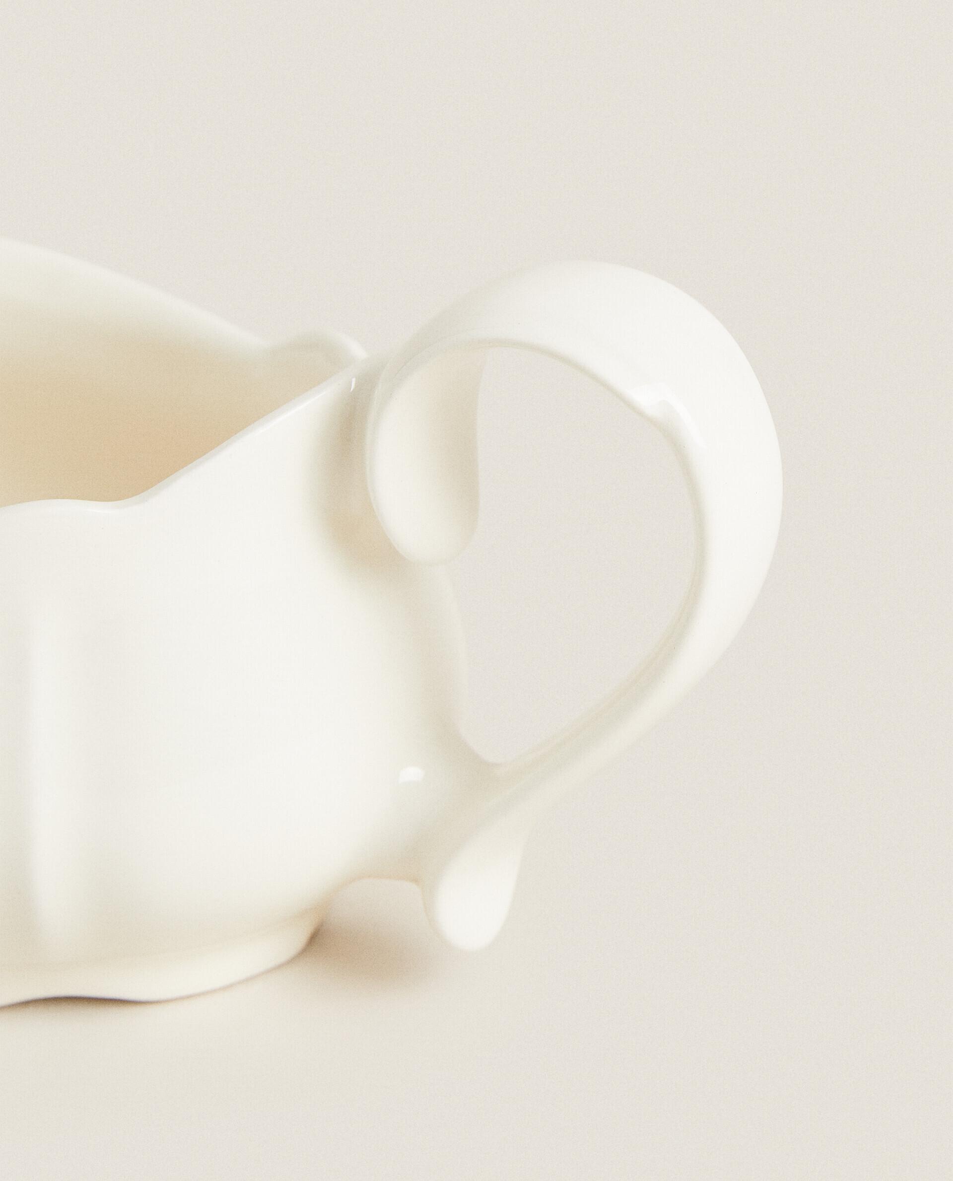 EARTHENWARE GRAVY BOAT WITH RAISED-EDGE DETAIL product thumbnail 15